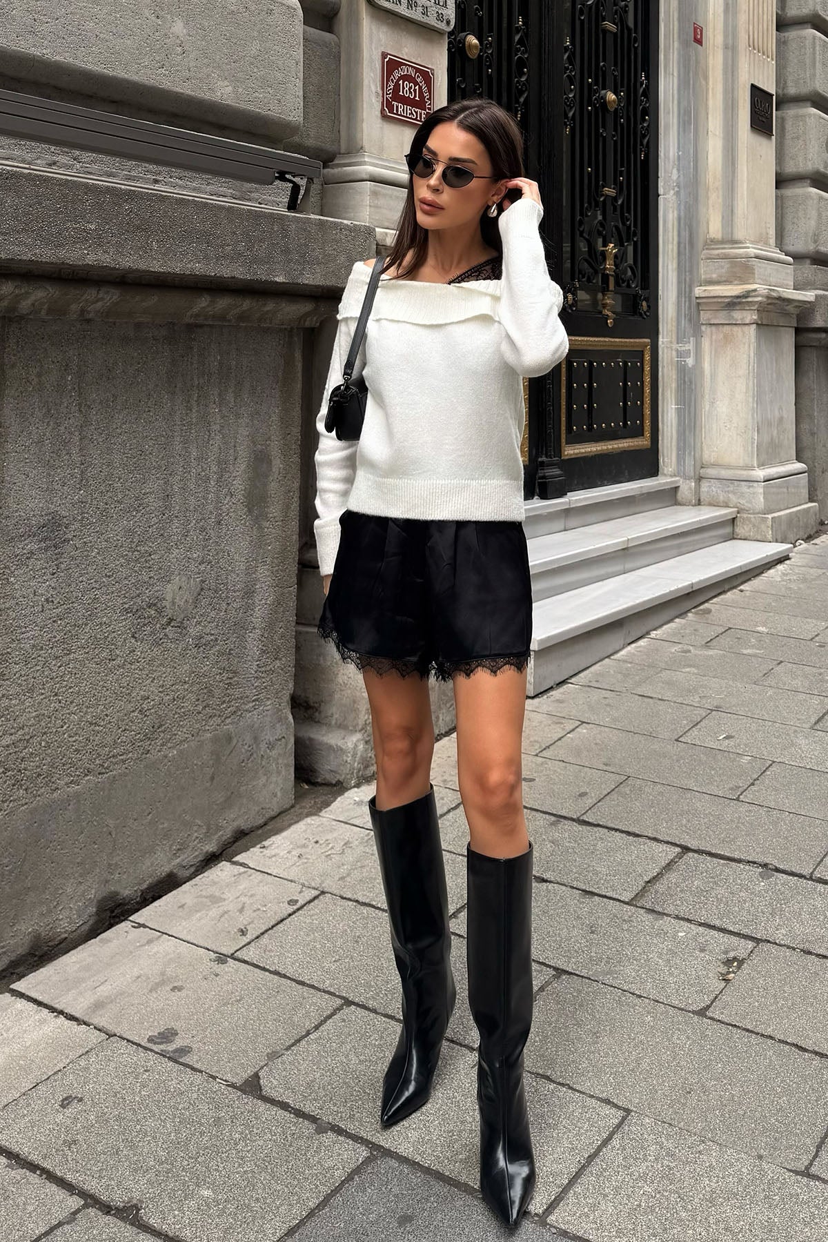 Kadın Dantel Detaylı Saten Şort Siyah