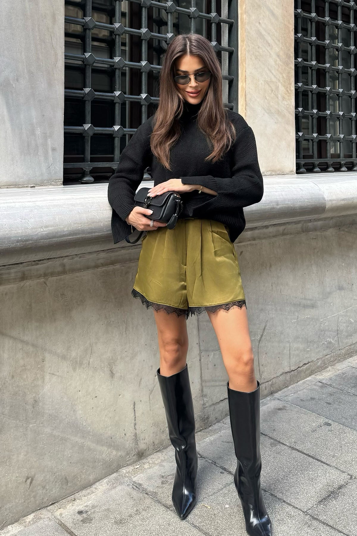 Kadın Kol Yırtmaç Detaylı Boğazlı Kazak Siyah