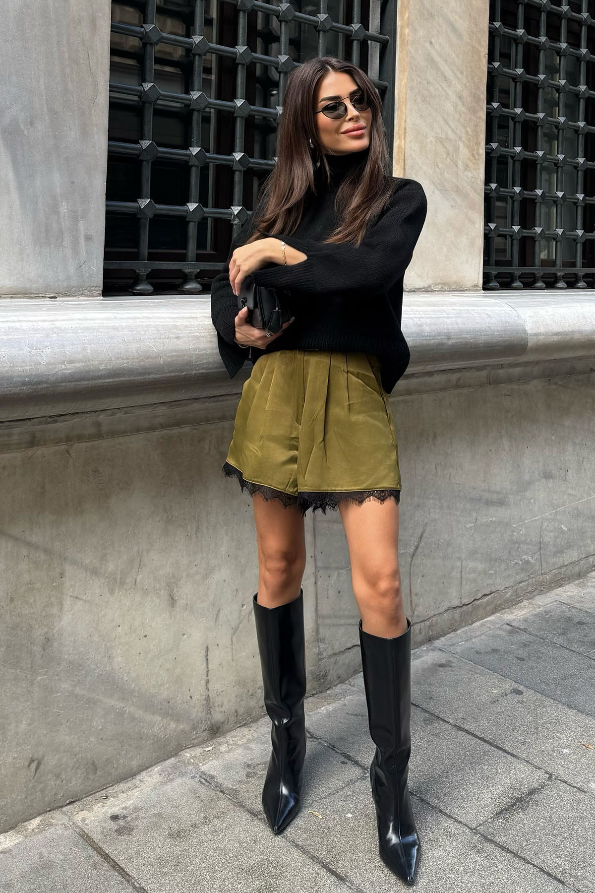 Kadın Kol Yırtmaç Detaylı Boğazlı Kazak Siyah