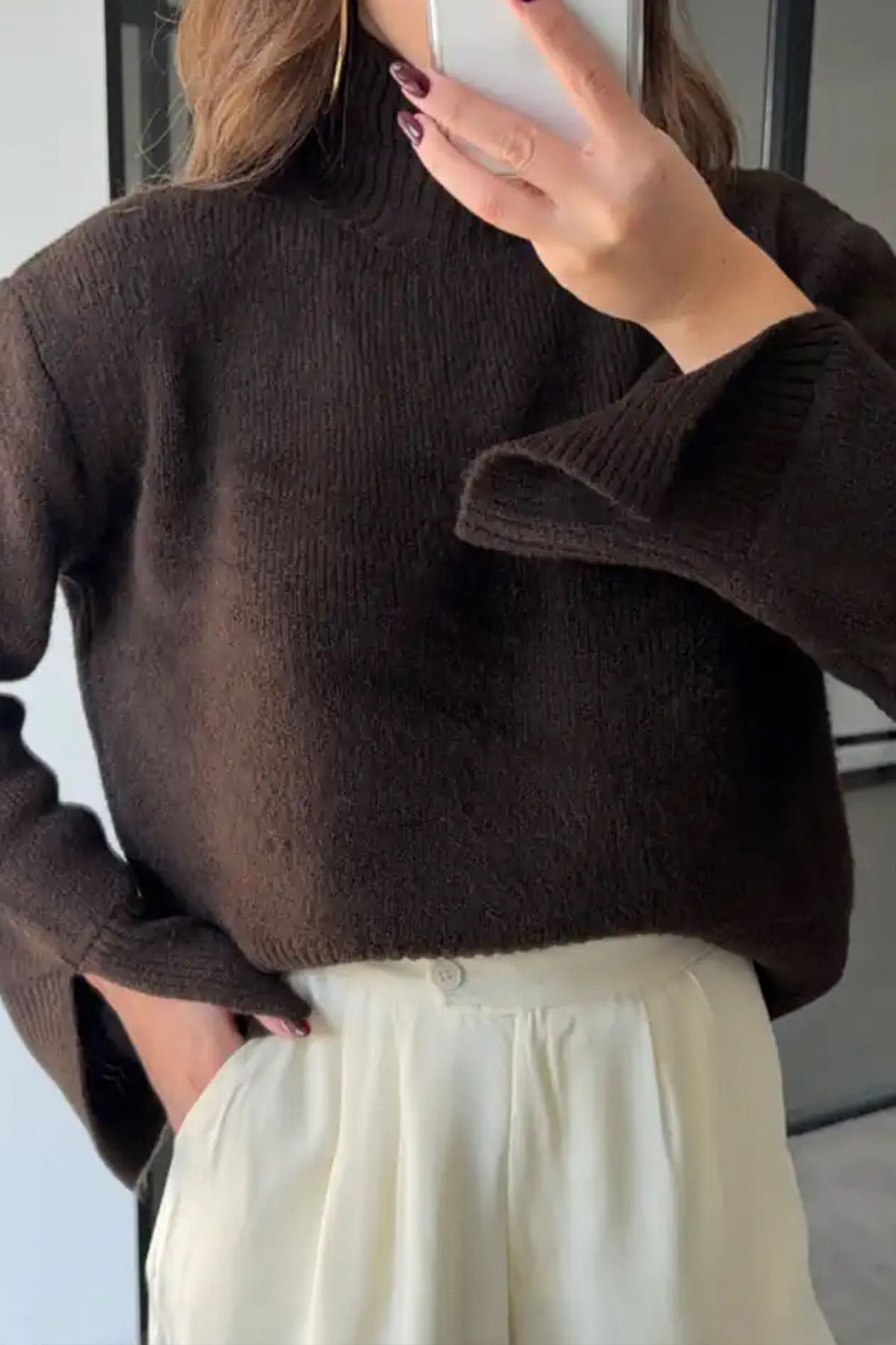 Kadın Kol Yırtmaç Detaylı Boğazlı Kazak Kahve